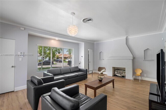 Building Photo - 1637 Jackson St