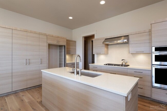 Building Photo - Beautiful custom Tripleknot townhome in Te...