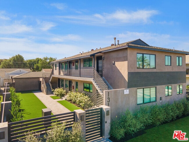 Building Photo - 1310 W Valencia Dr