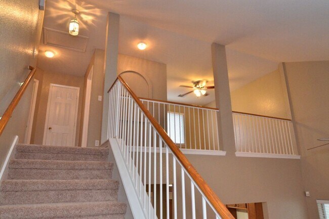 Building Photo - Spacious Home in Plum Creek