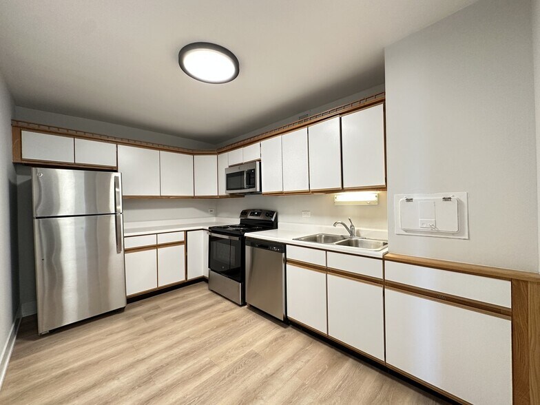 Building Photo - 1349 N Dearborn St