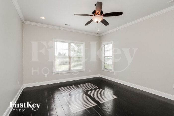 Building Photo - 172 Greythorn Dr
