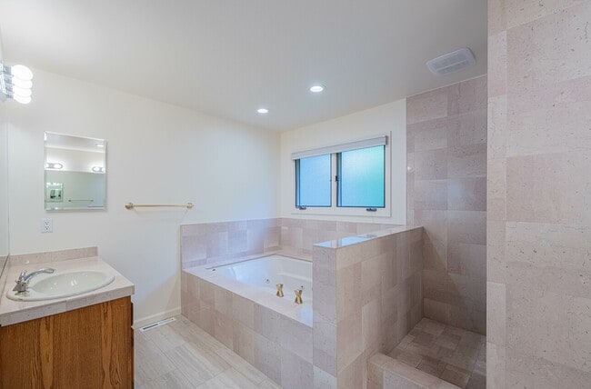 Building Photo - 4055 Sunset Ln