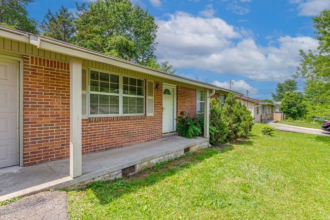 Building Photo - 7308 Meadowbrook Cir