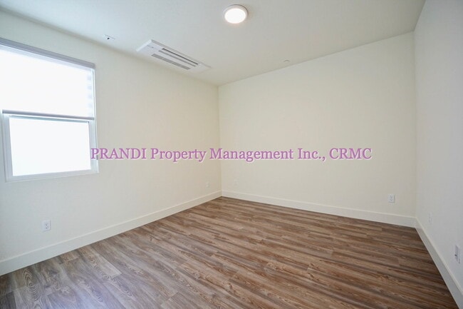 Building Photo - Brand New Townhome, Luxury Meets Convenience!