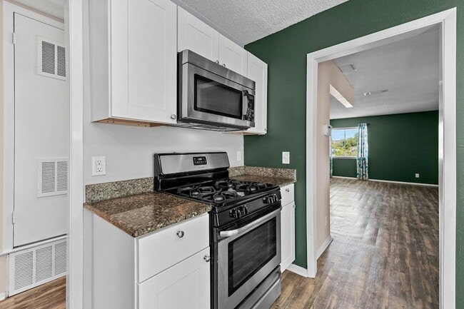 Building Photo - 9011 Quail Valley Dr