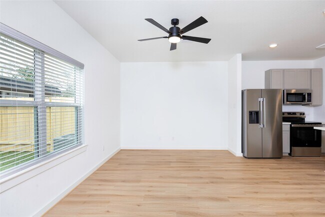 Building Photo - 2027 Longmire Villas Ct