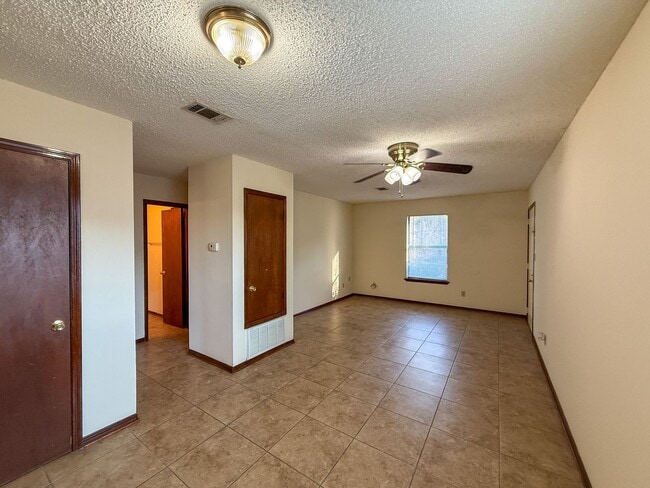 Building Photo - Well maintained 2 bedroom 1 bath duplex ~ lawn care, pest control & trash included!