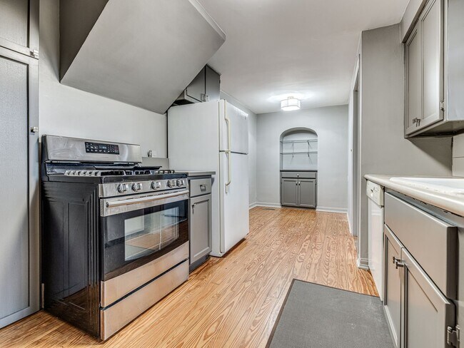 Building Photo - Charming 2bed/1.5 bath minutes from Plaza in Aurora Neighborhood - Appliances, Garage + Storm She...