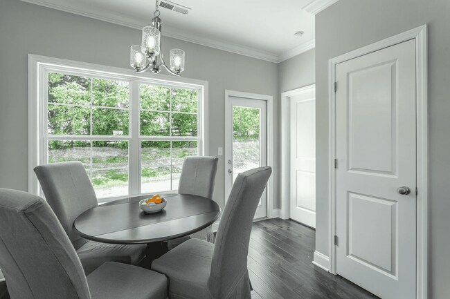 Building Photo - Like-New Home