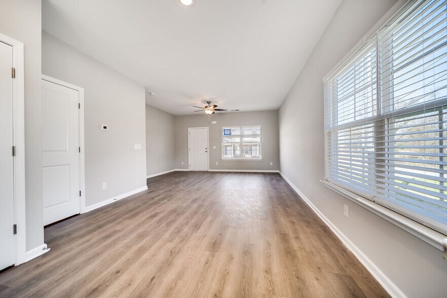 Building Photo - 348 Kristen Ct