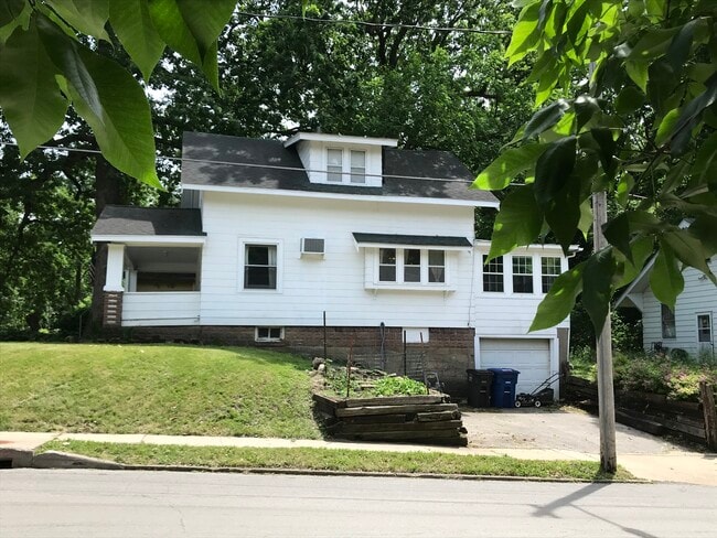 Building Photo - 1444 33rd St