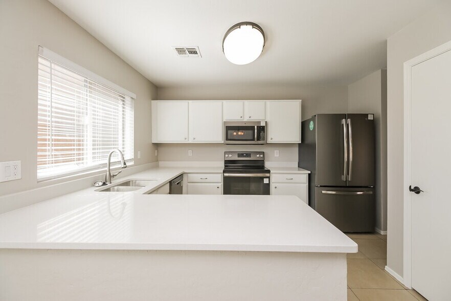 Building Photo - 3229 W Alta Vista Rd