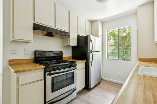 Building Photo - Newly Renovated 1BD Condo Available Soon! ...