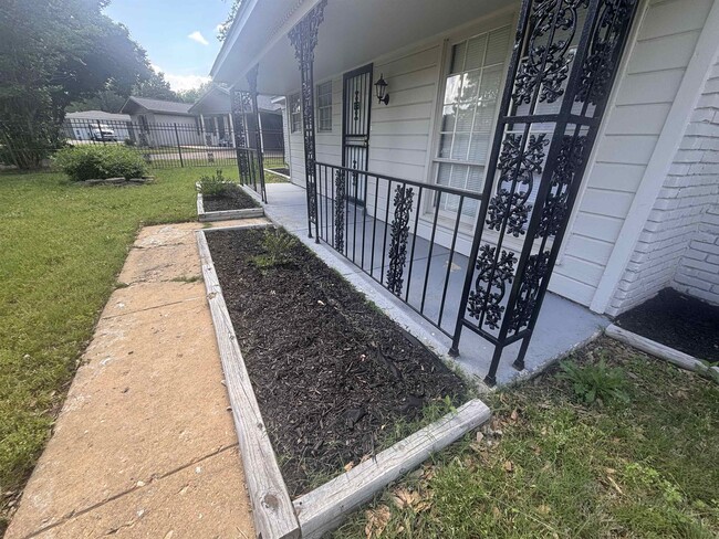 Building Photo - 4845 Ortie Dr