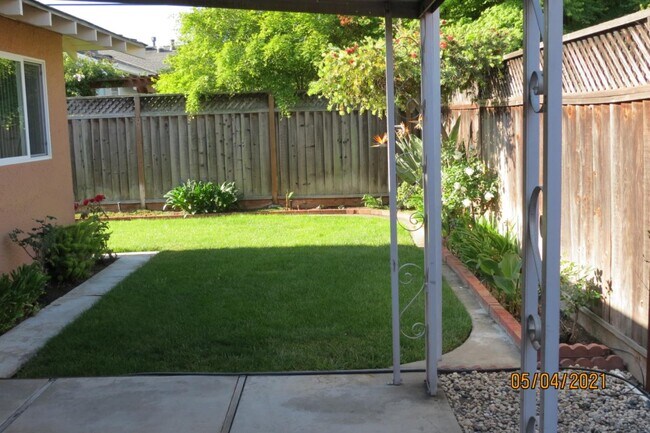 Building Photo - 2132 Town and Country Ln