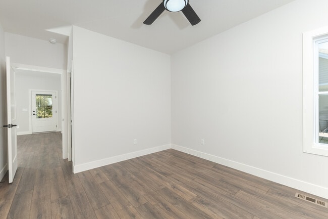 Building Photo - 1613 Belclare Rd