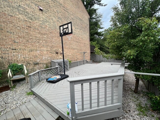 Building Photo - Gorgeous 4 Bed 3.5 Bath End-Unit Townhome ...