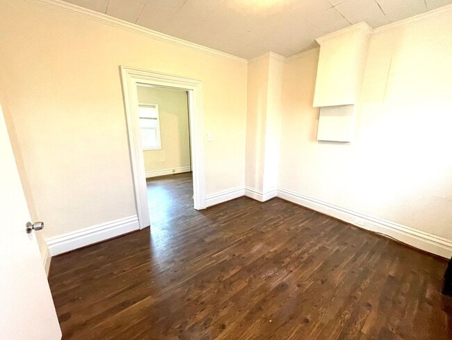 Building Photo - Mt. Washington house, 3 bedroom 2 1/2 bath house with great kitchen, yard, laundry June 1st