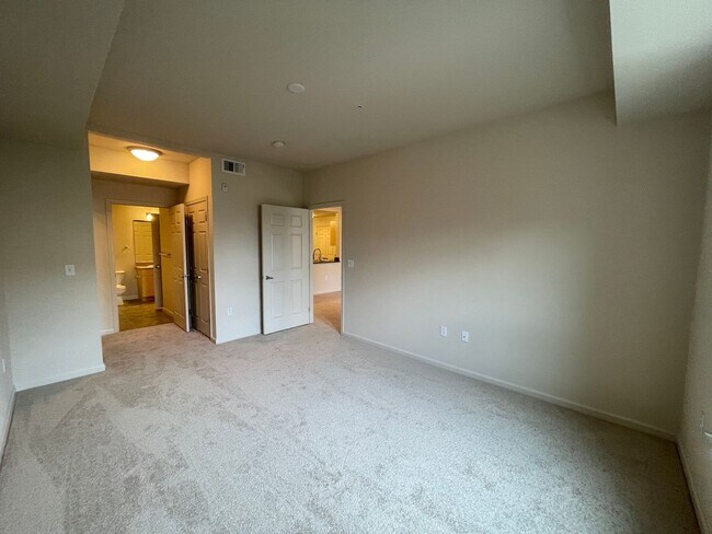 Building Photo - Lovely 1 Bedroom 1 Bath Condo in the Desir...