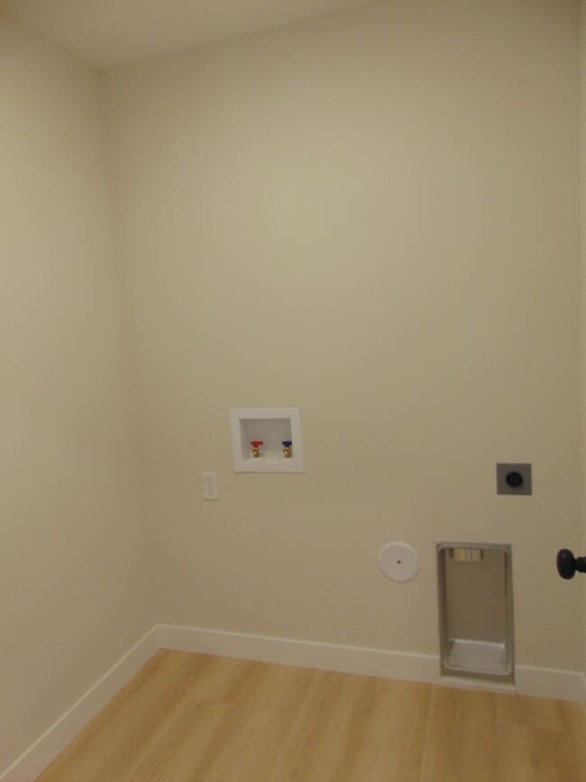 Building Photo - New Modern 3 Bed 2 Bath House
