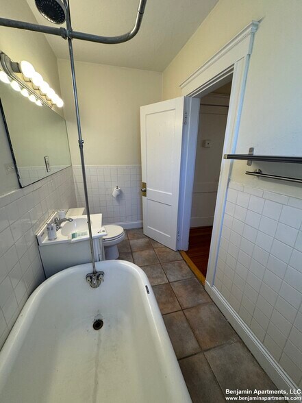 Building Photo - 431 Cambridge St