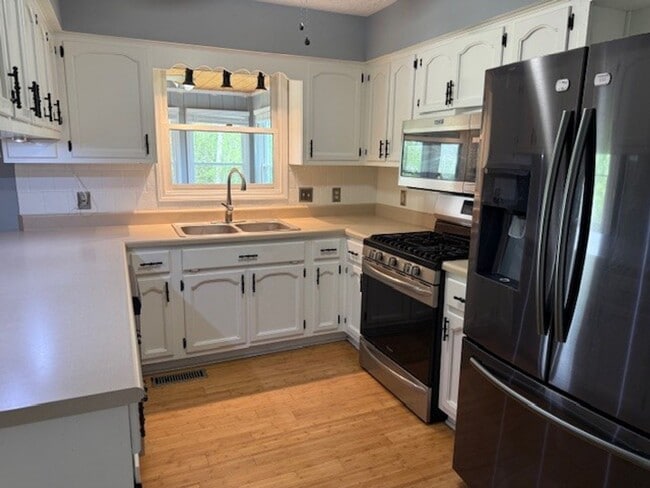 Building Photo - 3 Bedroom / 2.5 Bathroom - Home in Cookeville!