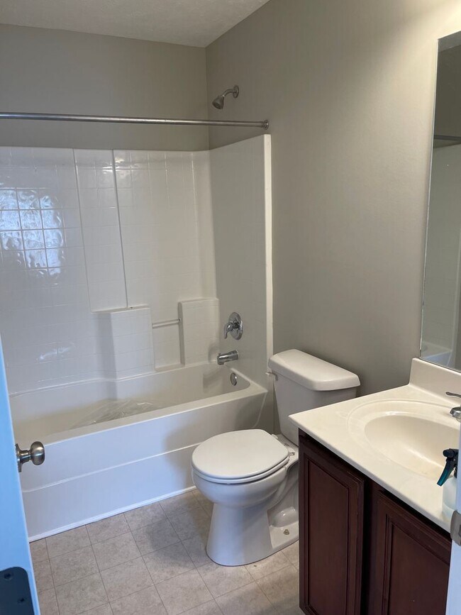 Building Photo - 617 Niagra Ln