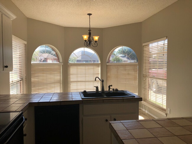 Building Photo - Pre-Leasing Self Showing - 4 bed 2 bath Mo...