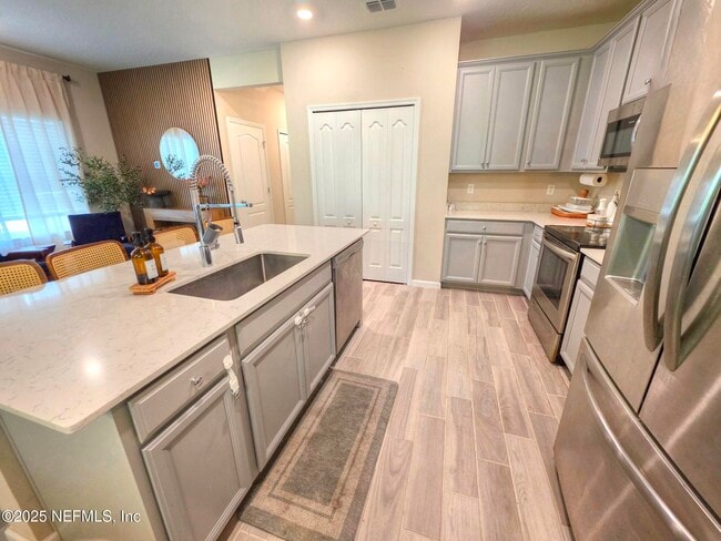 Building Photo - 10366 Benson Lake Dr