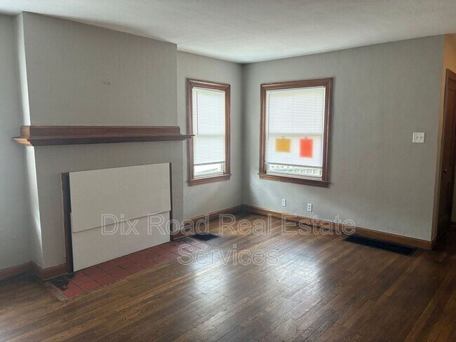 Building Photo - 112 Iroquois Ave