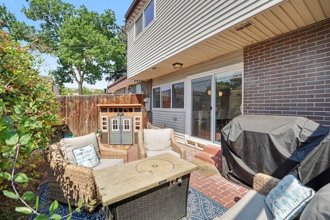 Building Photo - Modern 3-Bedroom Townhome Featuring an Updated Kitchen and Spacious Primary Suite
