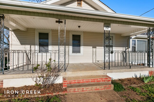 Building Photo - Spacious Three-Bedroom in Woodfin