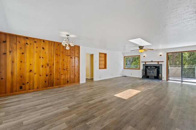 Building Photo - 475 Riverview Dr