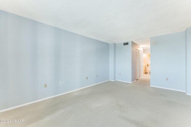 Building Photo - 925 N Halifax Ave