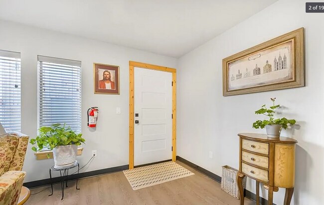 Building Photo - AWESOME 2 BED 1 BATH WITH AWESOME AMENITIE...