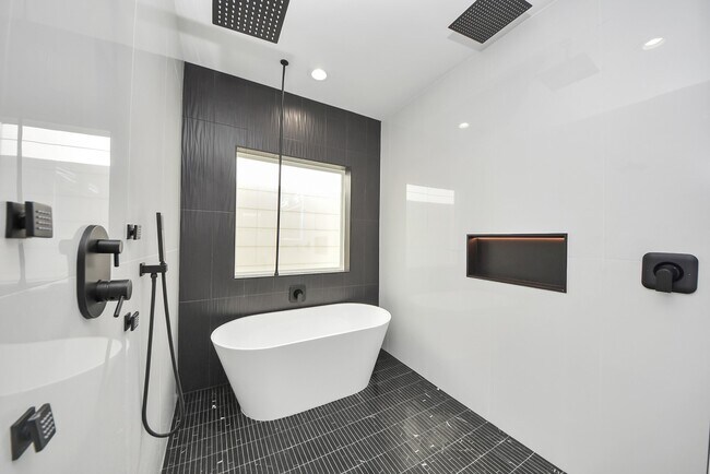 Building Photo - 602 W 28th St