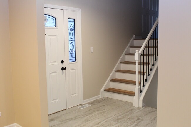 Building Photo - 8 E Harbor Dr