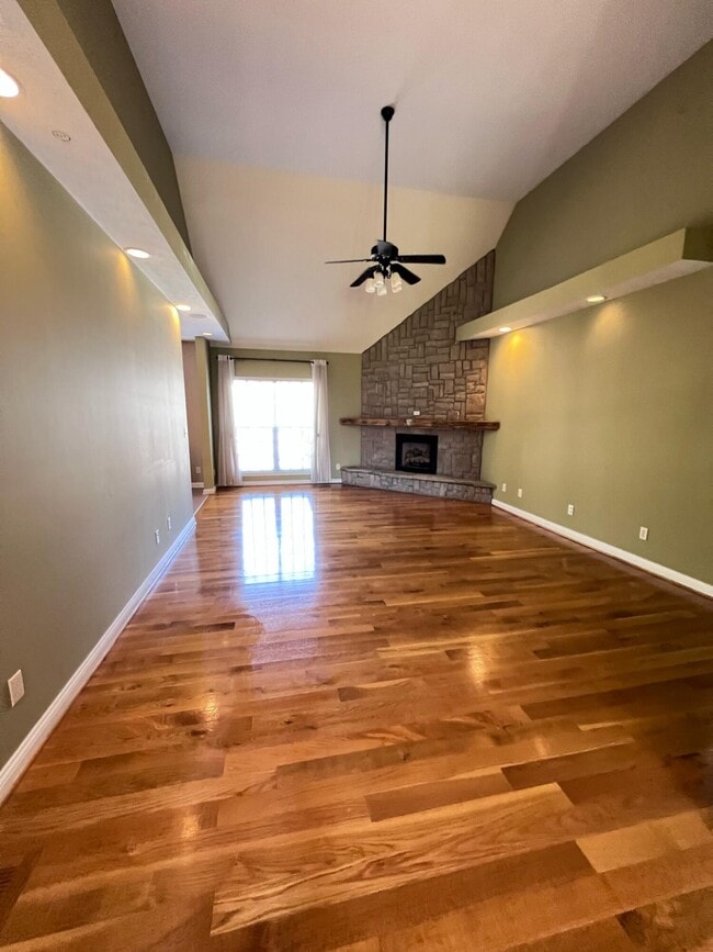 Building Photo - 212 Lakeside Dr