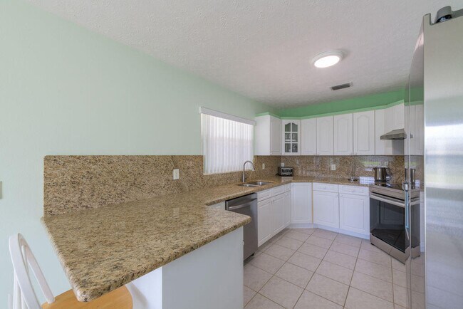 Building Photo - 1250 SW San Antonio Ave