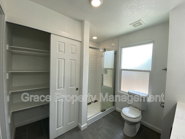 Building Photo - 9371 Bellaire Dr