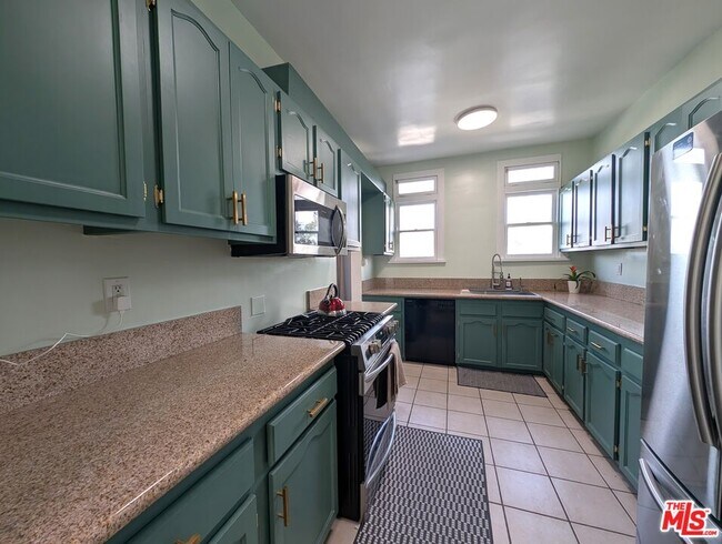 Building Photo - 2404 5th Ave