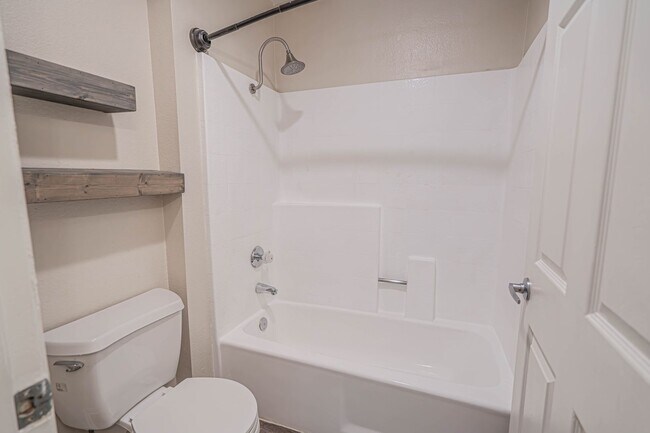 Building Photo - Warner Center 1 Bedroom Condo for Rent in Woodland Hills!