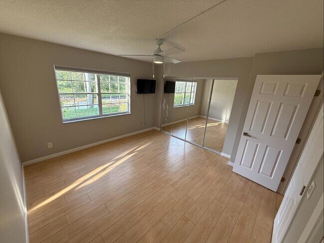 Building Photo - 1508 SE Royal Green Cir