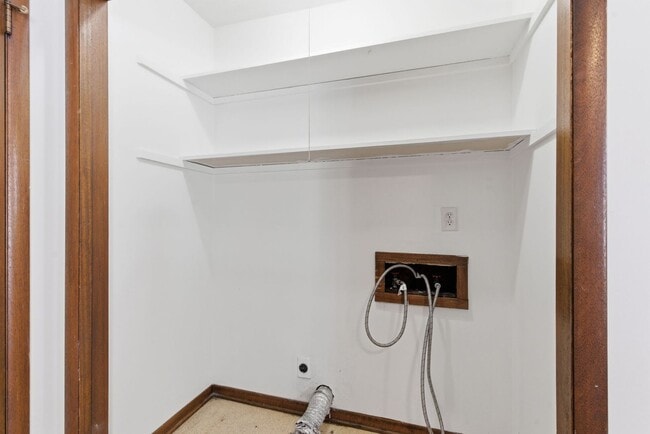 Building Photo - 3 Bedroom | 2 Bathroom | 2 Car Garage | Springfield MO | Fenced Back Yard!