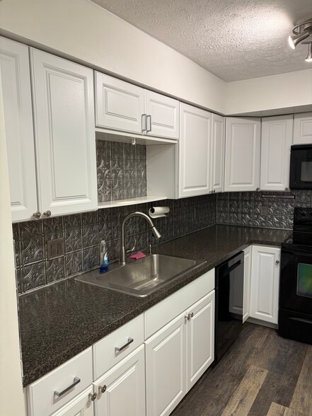 Building Photo - 1304 Cedarwood Dr