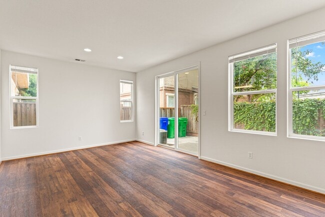 Building Photo - Modern 4 Bed Home with Office, AC, Garage,...