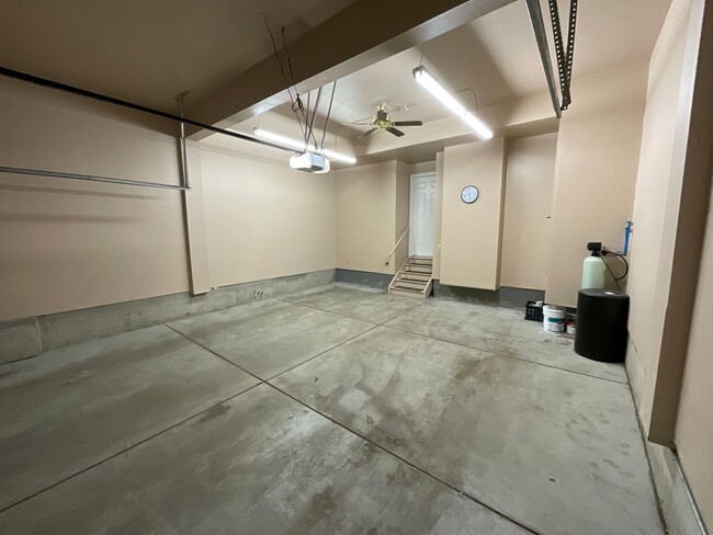 Building Photo - 2 Bedroom Townhome Available Near Constitu...