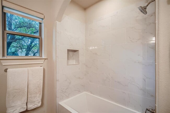 Building Photo - 21825 Briarcliff Dr