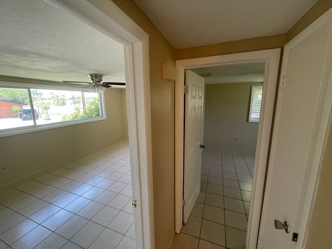 Building Photo - Cozy 3-Bedroom Home on a Corner Lot in Hol...